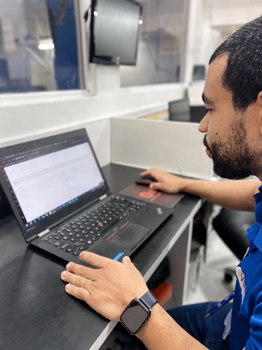 Técnico da VirABC trabalhando em um notebook no laboratório