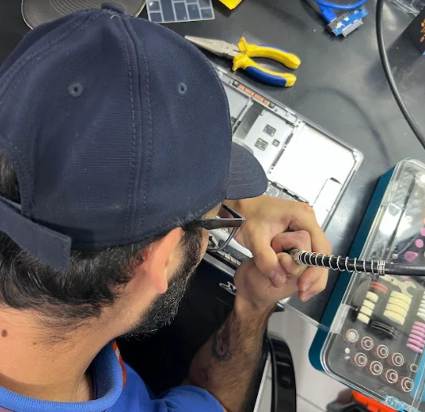 Técnico da VirABC executando solda de precisão em equipamento eletrônico